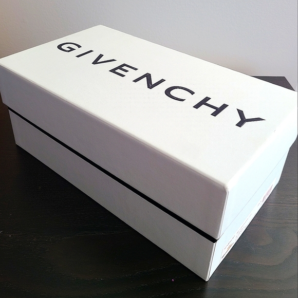 Givency Gold Slippers - Picture 5 of 10